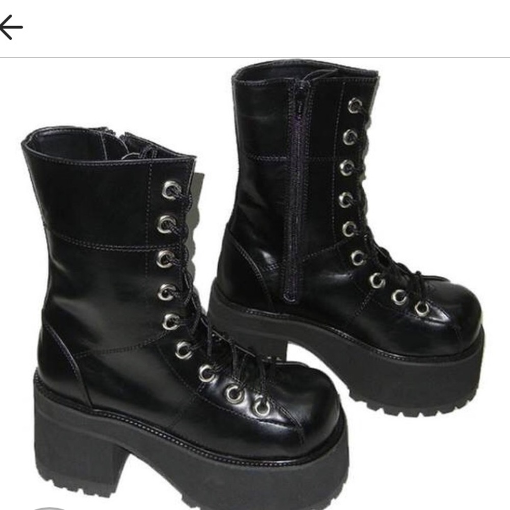 Black platform Demonia 👢